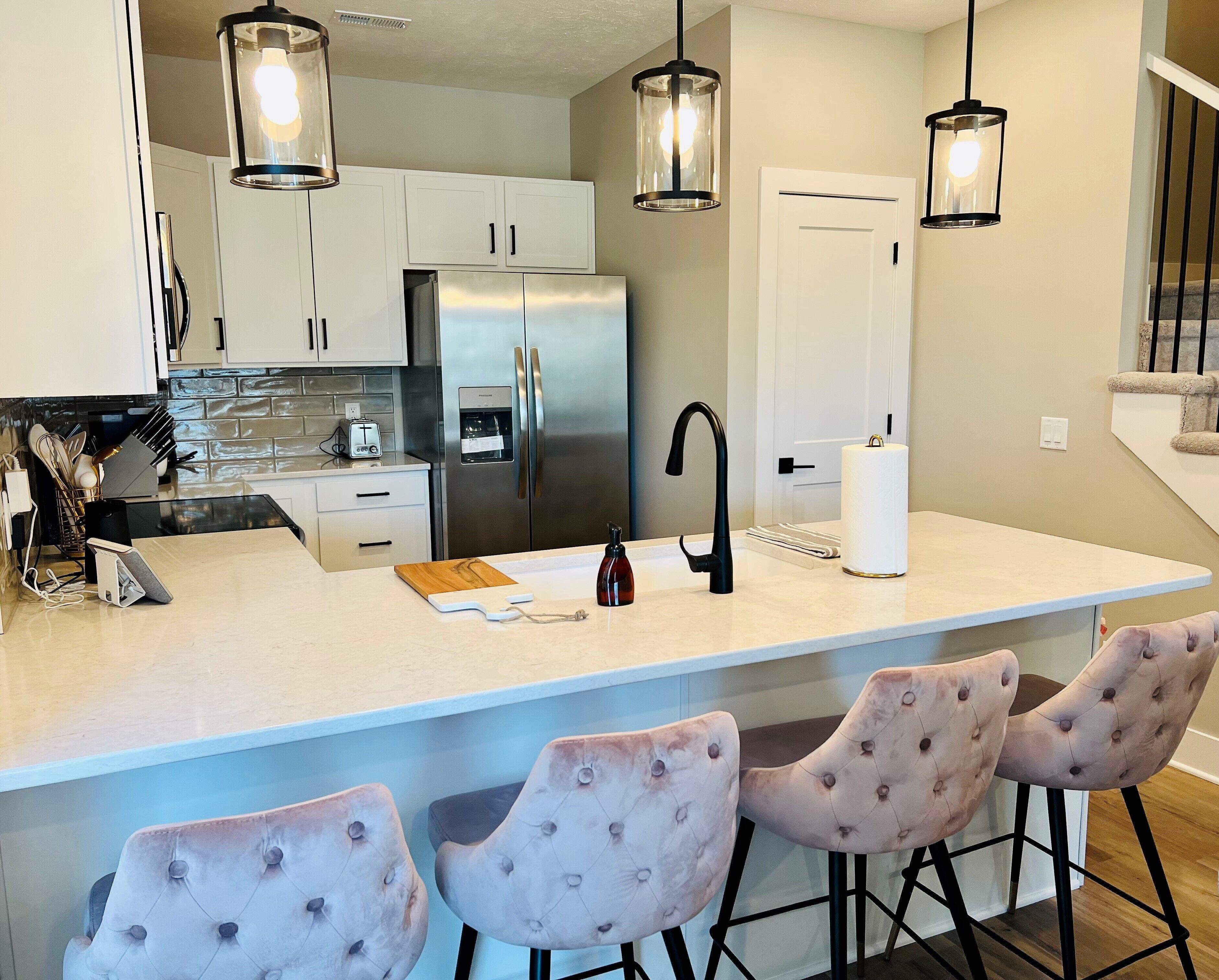 Jääkaappi, mikroaaltouuni, uuni, liesi