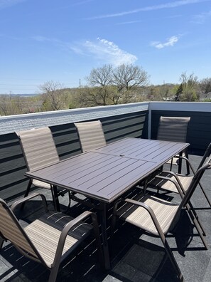 Outdoor dining - Stylish Pristine New Townhouse with porch and rooftop deck- 5 min from downtown! (Omaha)