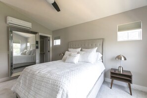 3 bedrooms, desk, iron/ironing board, travel cot - Stylish Pristine New Townhouse with porch and rooftop deck- 5 min from downtown! (Omaha)