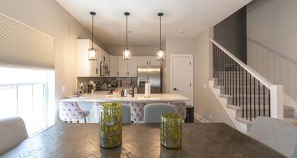 Stylish Pristine New Townhouse with porch and rooftop deck- 5 min from downtown!