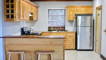 Kylskåp, mikrovågsugn, ugn och spishäll