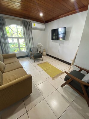 Smart TV - Spacious Tropical Getaway 🌴 - 3 mins away from the airport and beach (Nassau)