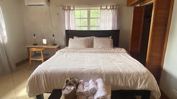 3 habitaciones, escritorio, tabla de planchar con plancha y wifi gratis