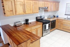 Fridge, oven, stovetop, coffee/tea maker