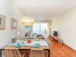 Interior - Lovely apartment for 4 people with pool, WIFI, TV and terrace (Torroella De Montgrí)