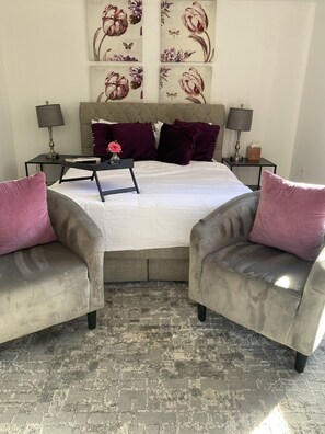 4 habitaciones, escritorio y tabla de planchar con plancha 