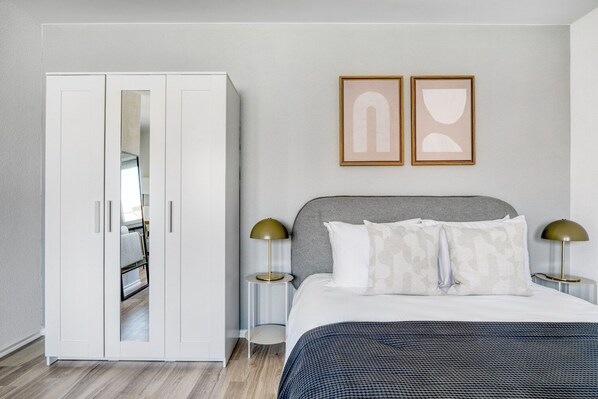 Strykejern/-brett, wi-fi og sengetøy