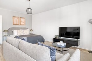 Iron/ironing board, WiFi, bed sheets - Deluxe Iselin 1 Room w/ Storage, 1min to Local Market, by Blueground (Basel)