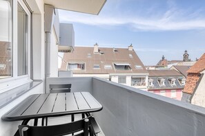 Outdoor dining - Deluxe Iselin 1 Room w/ Storage, 1min to Local Market, by Blueground (Basel)