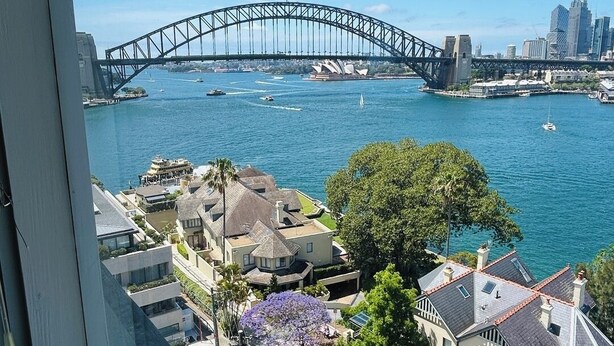 A residential area with a view of the Sydney Harbour Bridge and the Opera House. - KozyGuru | McMahons Point | Opera House View (McMahons Point)