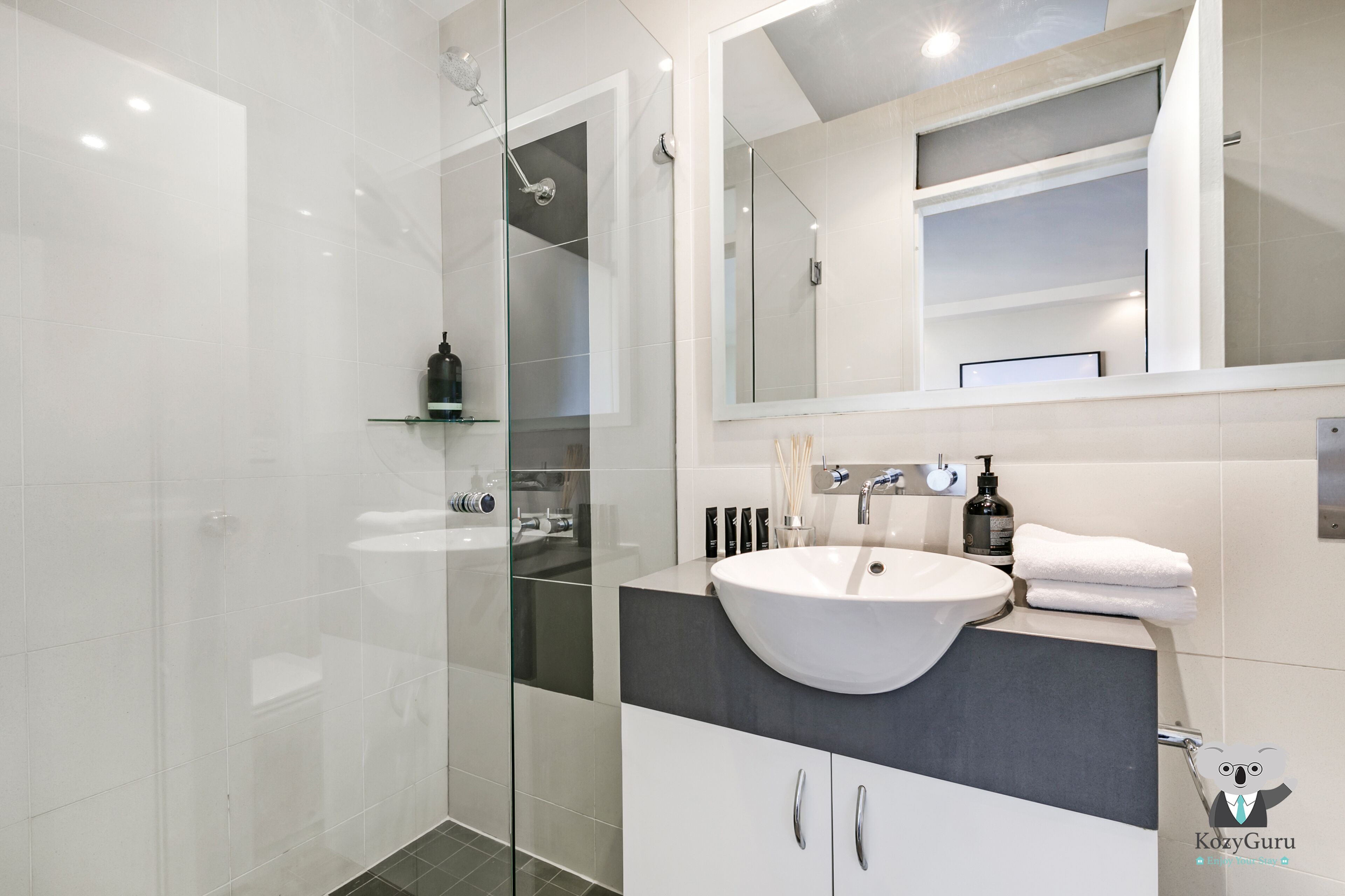 KozyGuru | McMahons Point | Opera House View — image 9