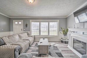 TV, fireplace