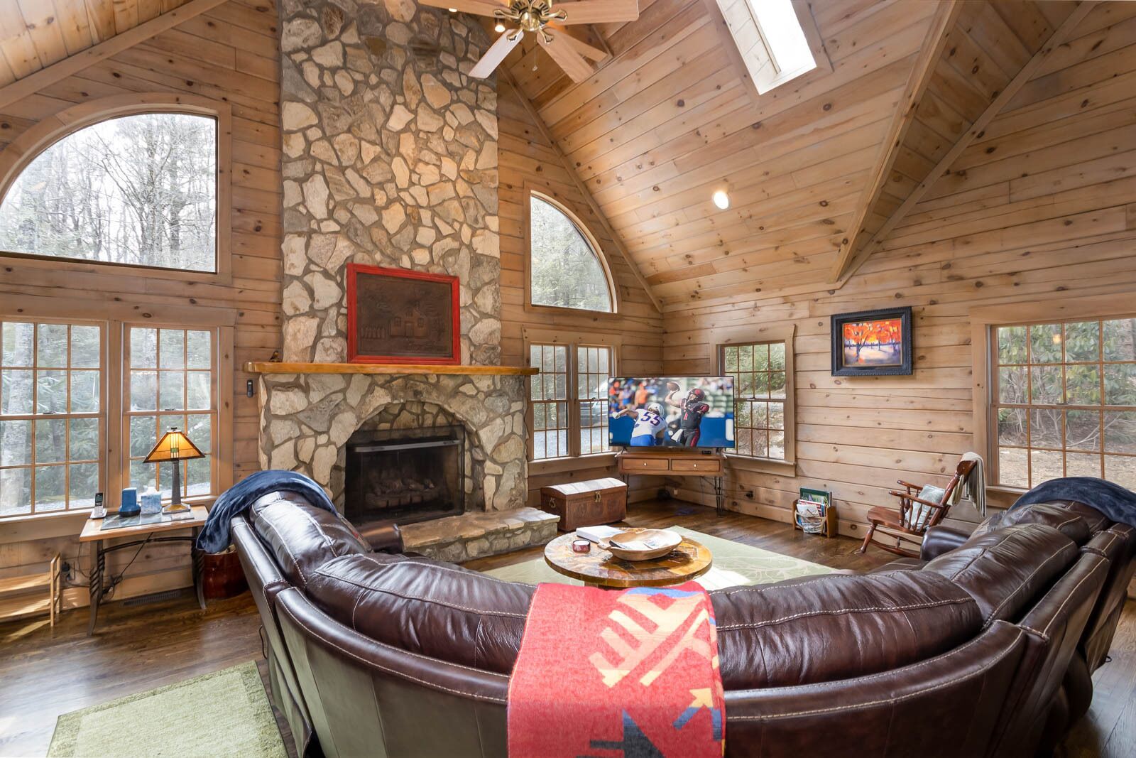 Télévision, cheminée, baby-foot