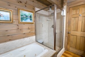 Combined shower/tub, towels