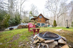 Property grounds - Authentic Log Cabin in Convenient Location (Banner Elk)