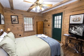 3 bedrooms, desk, WiFi, bed sheets