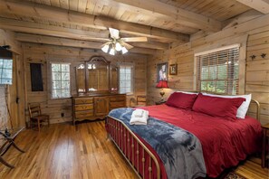 3 bedrooms, desk, WiFi, bed sheets - Authentic Log Cabin in Convenient Location (Banner Elk)