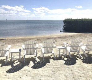 Plage à proximité, chaises longues, serviettes de plage