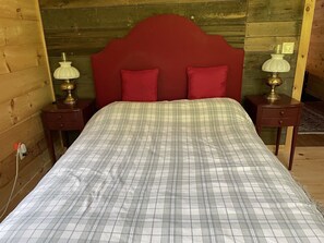 2 makuuhuonetta, työpöytä, ilmainen Wi-Fi, vuodevaatteet