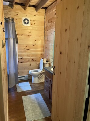 Suihkun ja ammeen yhdistelmä, pyyhkeet, saippua, vessapaperi