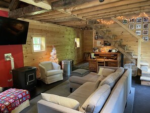 TV, fireplace - Vermont Cabin -  Ski, Hike, Kayak, Leaf Peep - 5mins to Okemo, near quaint towns (Ludlow)