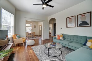 Smart TV, fireplace - Oakley Square 3BR Completely Remodeled - Walkable (Cincinnati)