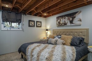 4 bedrooms, desk, iron/ironing board, WiFi - JB's Place - custom home with 2 kitchens (Brevard)