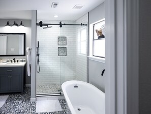 Combined shower/bathtub, hair dryer, towels, soap