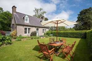 Outdoor dining - LANE COTTAGE - a charming rural hideaway (Coldstream)