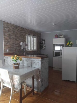 Apartamento 02 | Private kitchen | Fridge, microwave, oven, stovetop - House Holdorf (Gramado)