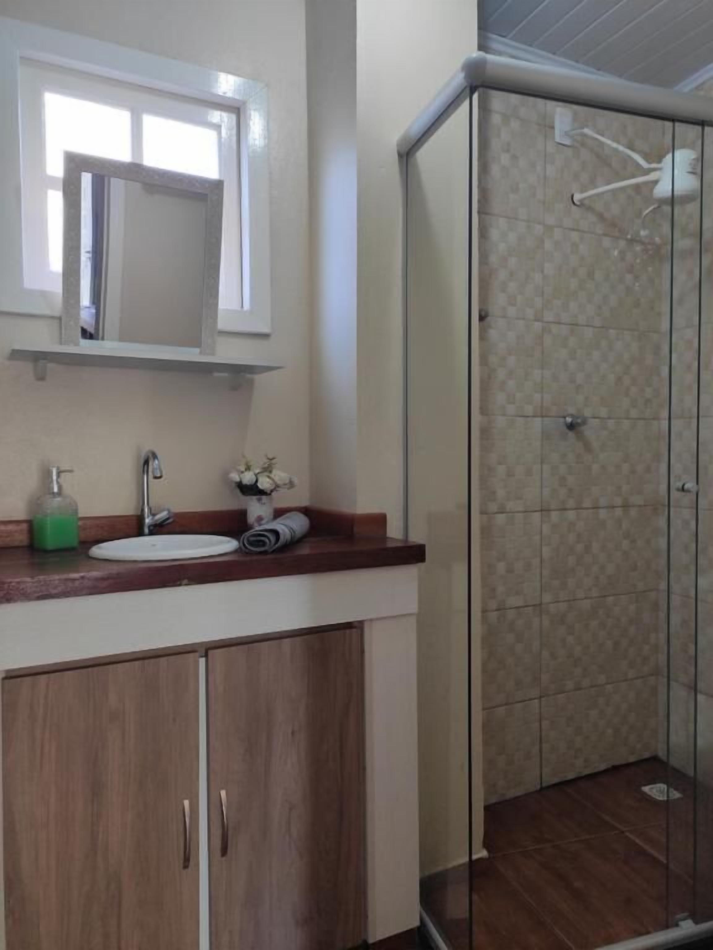 Apartamento 02 | Phòng tắm | Buồng tắm vòi sen, áo choàng tắm, dép đi trong nhà, khăn tắm 