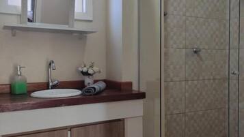 Apartamento 02 | Phòng tắm | Buồng tắm vòi sen, áo choàng tắm, dép đi trong nhà, khăn tắm