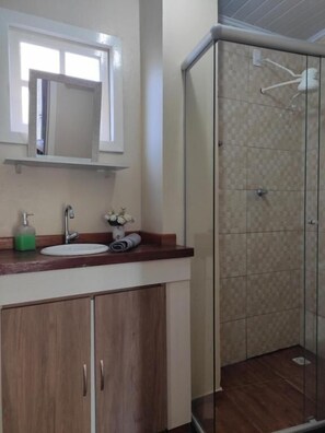 Apartamento 02 | Bathroom | Shower, bathrobes, slippers, towels - House Holdorf (Gramado)
