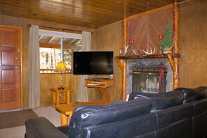 Suite familiale, 1 chambre, vue sur le jardin | Aire de séjour | Téléviseur à écran plat de 50 po avec télévision numérique, téléviseur