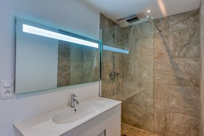 Een douche, een haardroger, handdoeken