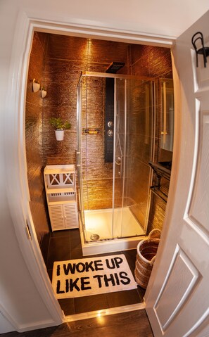 シャワー、ヘアドライヤー、タオル