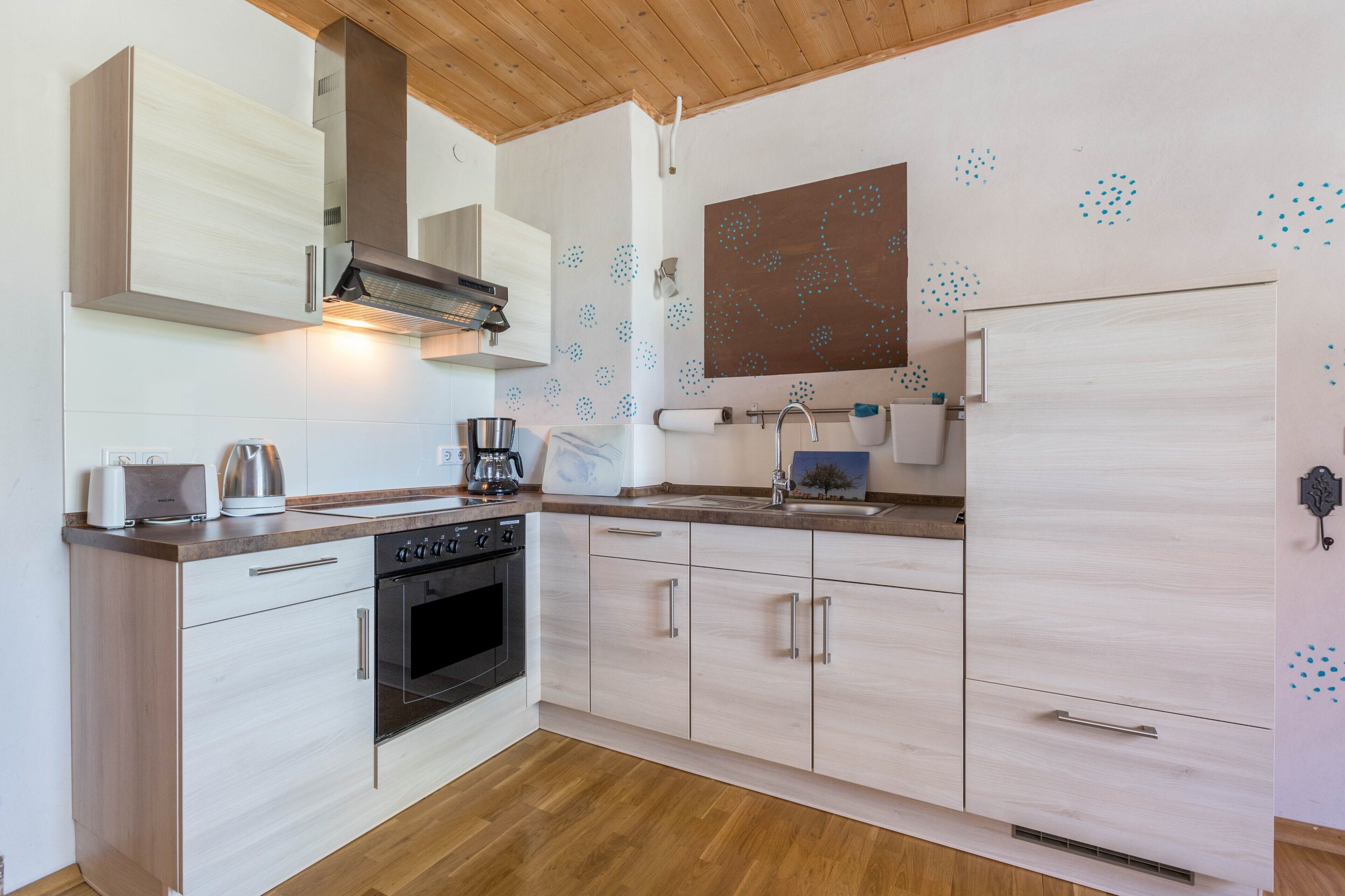 Fridge, oven, stovetop, coffee/tea maker