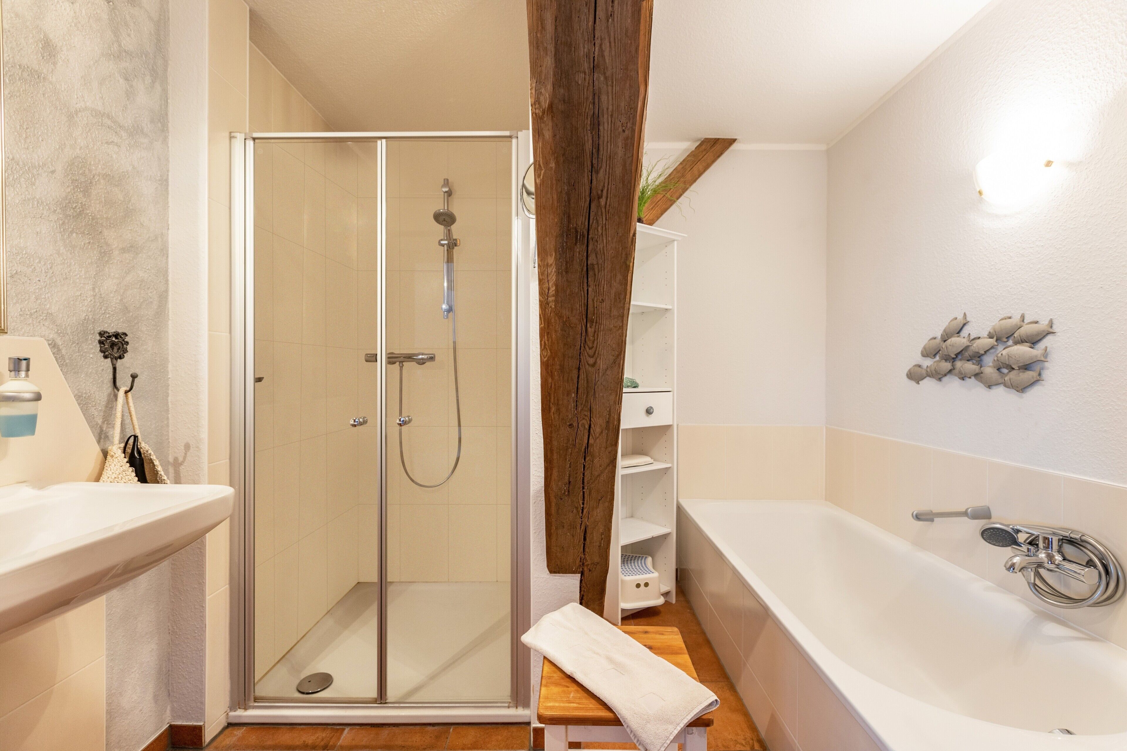Badewanne, Haartrockner, Handtücher