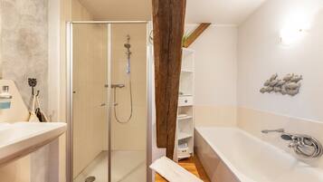 Badewanne, Haartrockner, Handtücher