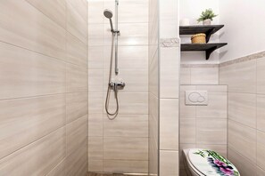 Douche, sèche-cheveux, serviettes fournies