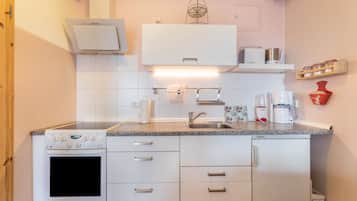 Fridge, oven, stovetop, coffee/tea maker