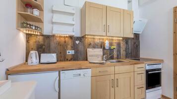 Fridge, oven, stovetop, dishwasher