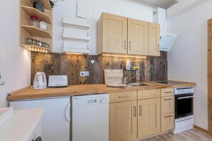 Fridge, oven, stovetop, dishwasher