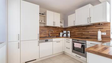 Fridge, oven, stovetop, dishwasher