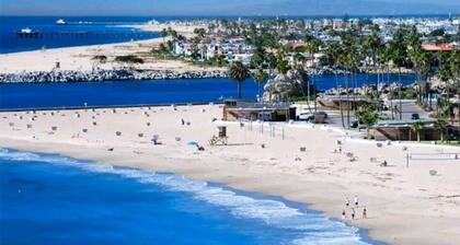 Deluxe Newport Beach Living (1 block to Beach)