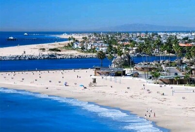 Deluxe Newport Beach Living (1 block to Beach)