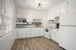 冰箱、微波炉、烤箱、炉灶