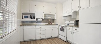 Modern Coastal Retreat - Walk to Dinner - Bike to Beach & Shem Creek