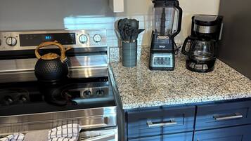 Een koelkast, een microgolfoven, een oven, een kookplaat