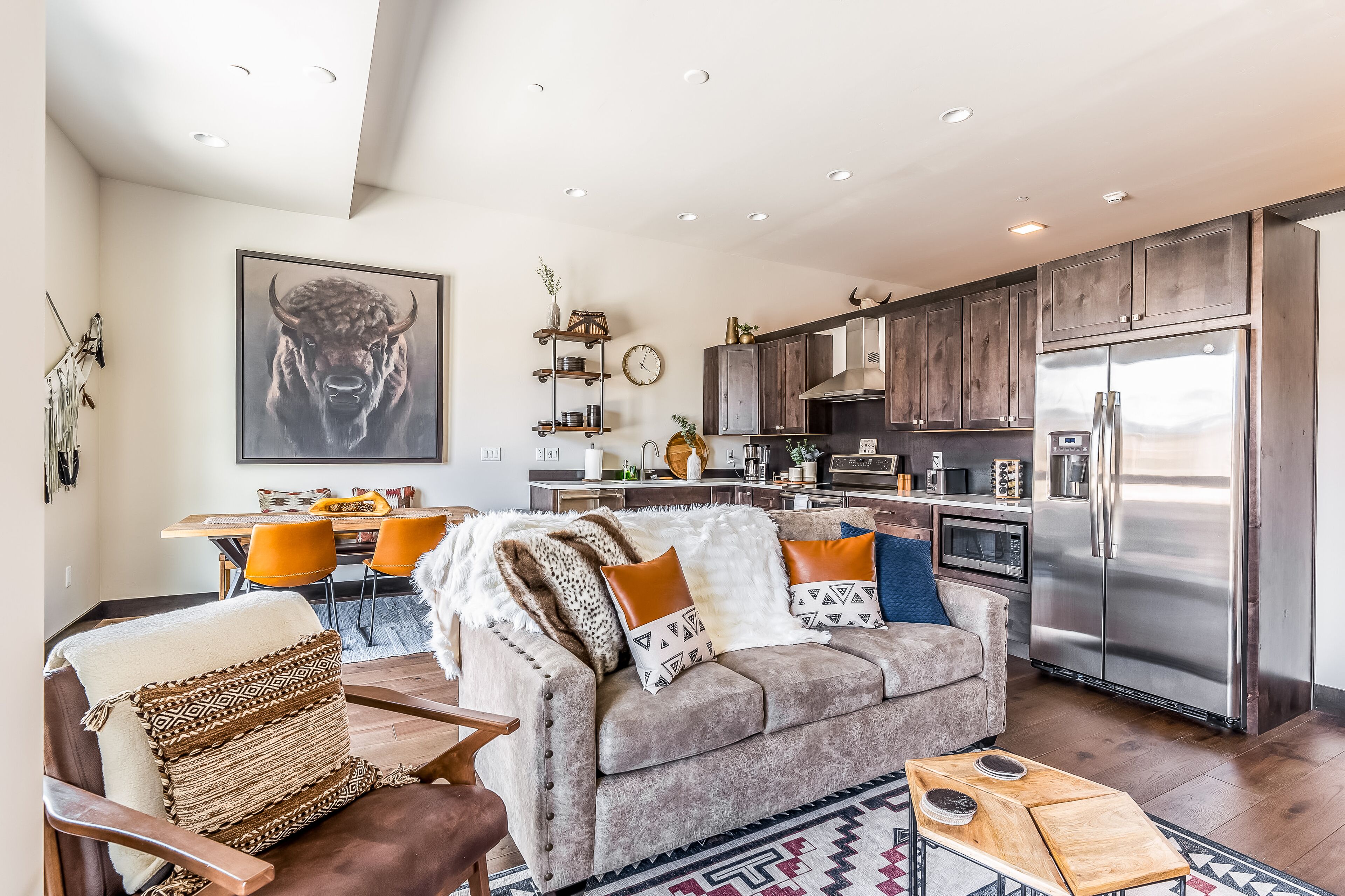 New, luxe condo in the heart of town with mountain view, balcony & bus to slopes